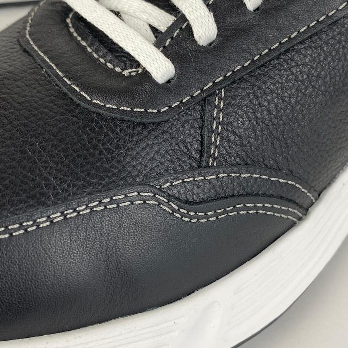 Кроссовки кожанные.