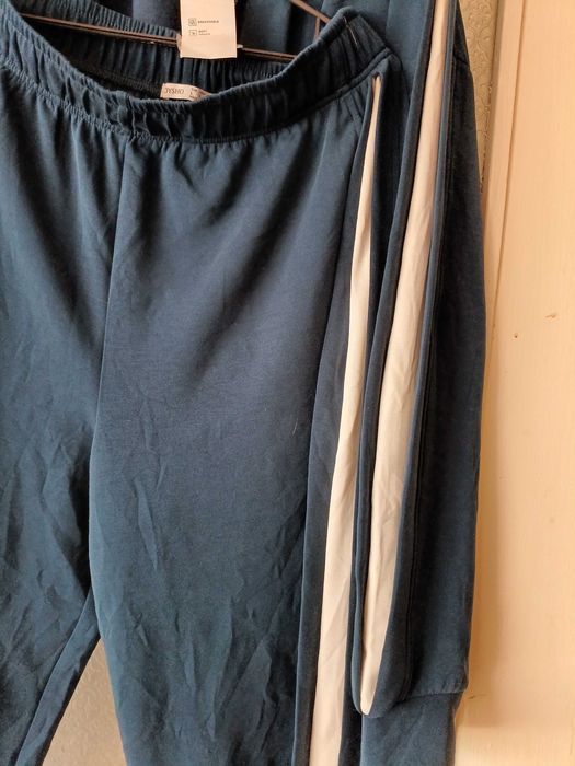 Спортен екип тъмно син с бели кантове