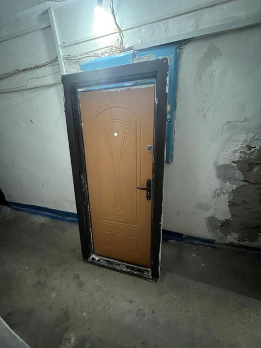 Дверь входная б/у 80*2000