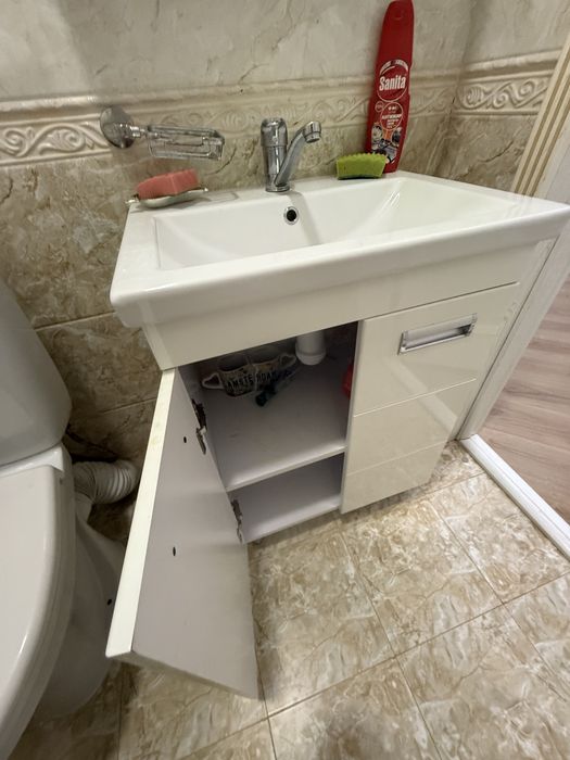 Раковина с тумбой и зеркалом