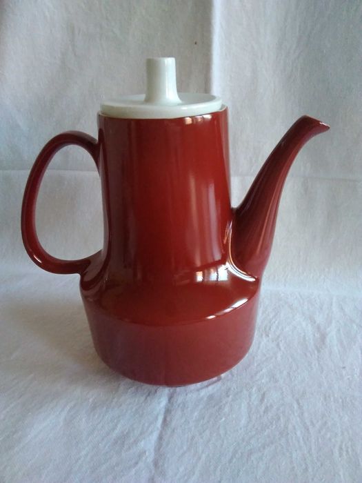 Продавам порцеланов чайник