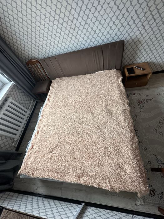 Кровать двухспальная вместе с матрасом