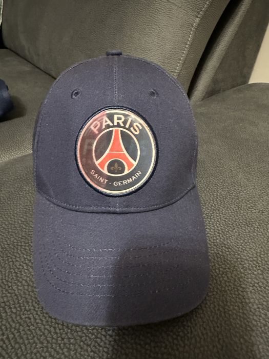 Нови тениска и шапка