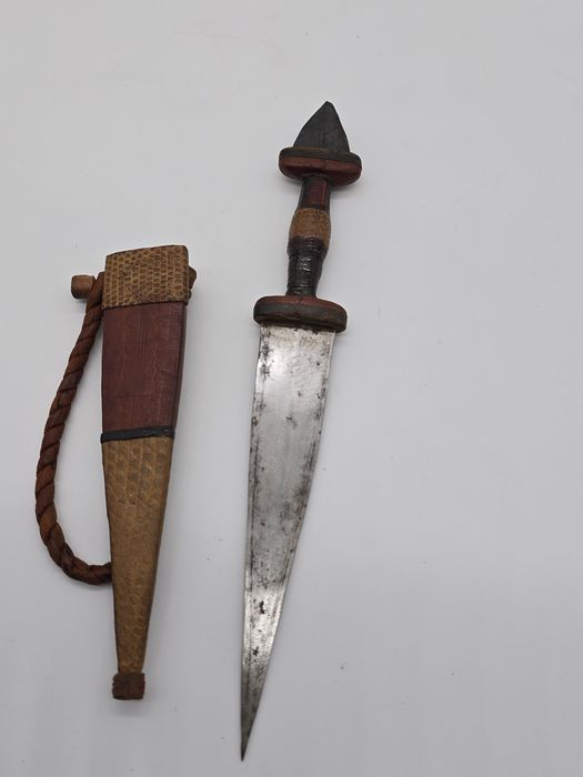 Cuțit vânătoare pumnal