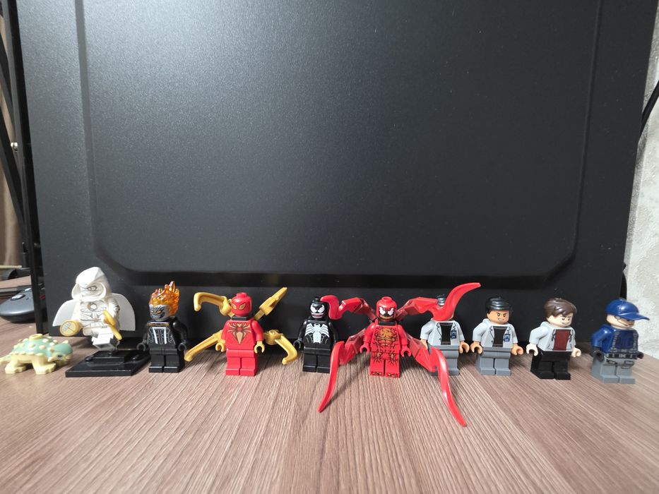 Фигурки Lego по jurassik world и marvel