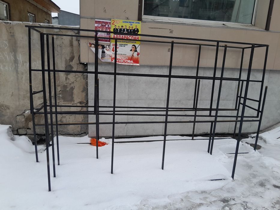 Стойки металл черного цвета