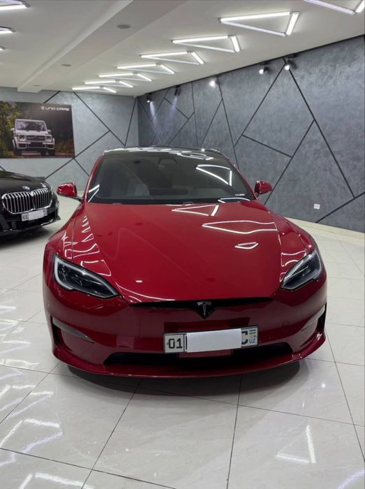 Tesla s plaid 1100 лс