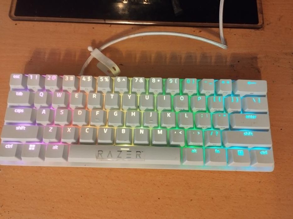 Продавам razer huntsman mini 60%