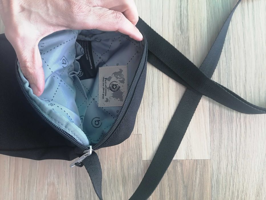 Чисто нова чантичка Bugatti