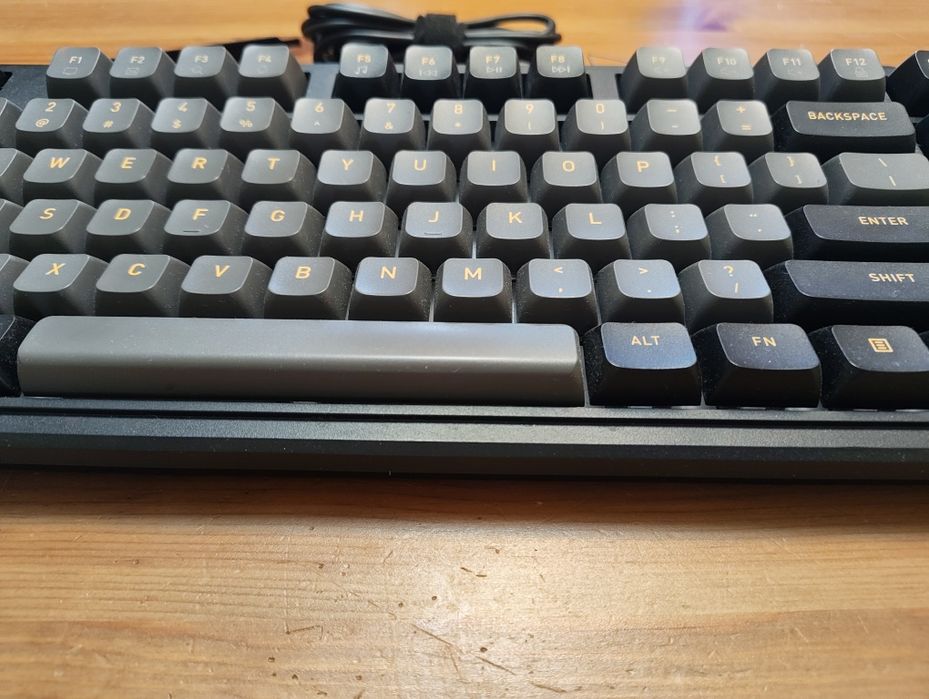Vând tastatură mecanică hexgears m3 kailh brown + set pudding keycaps