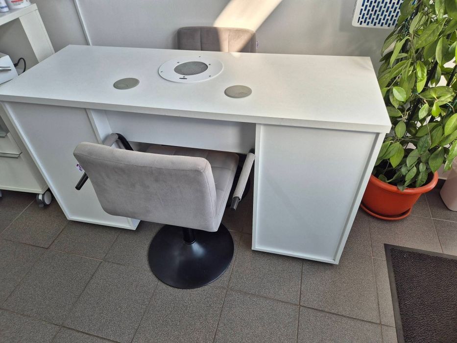 Masa de manichiura si scaune