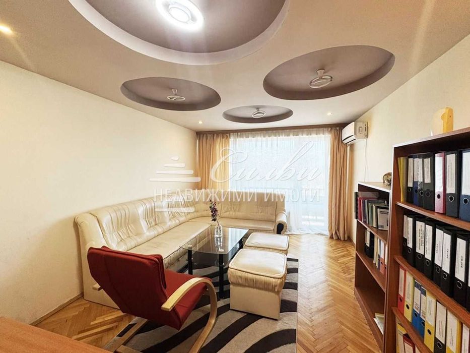 Тристаен апартамент - кв.Тракия север