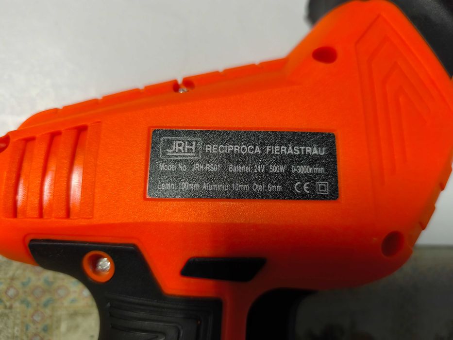 Mini fierastrau tip sabie cu 2 acumulatori