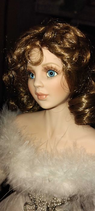 Порцеланова колекционерска кукла