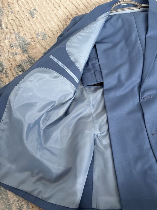 Голубой мужской костюм