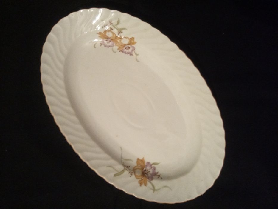 Голяма порцеланова чиния  с овална форма от социализма