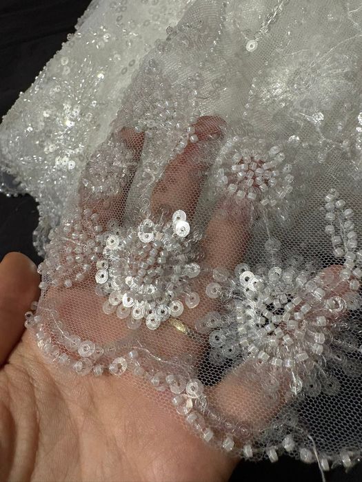 Бяла дантела, подходяща за сватбена рокля