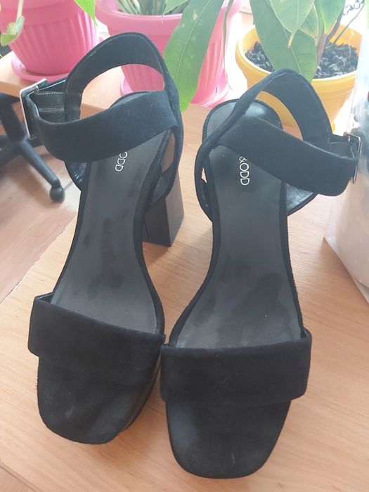 Елегантни обувки на платформа естествена кога