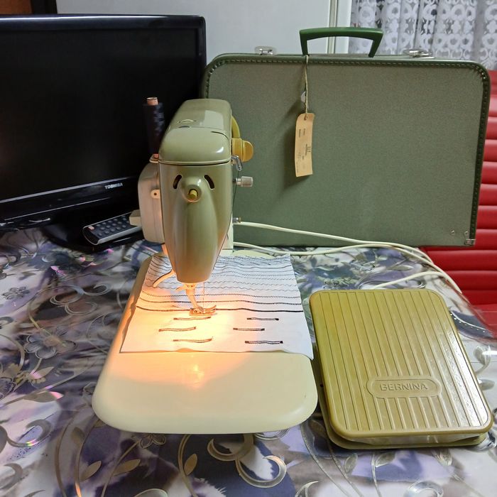 Masina de cusut BERNINA model 700  în totalitate din metal