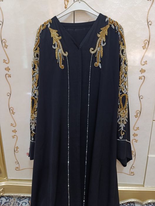 Abaya ichida koynegi bilan