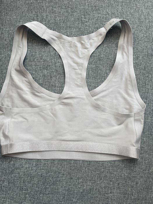 Безшевно бюстие М размер Calvin Klein