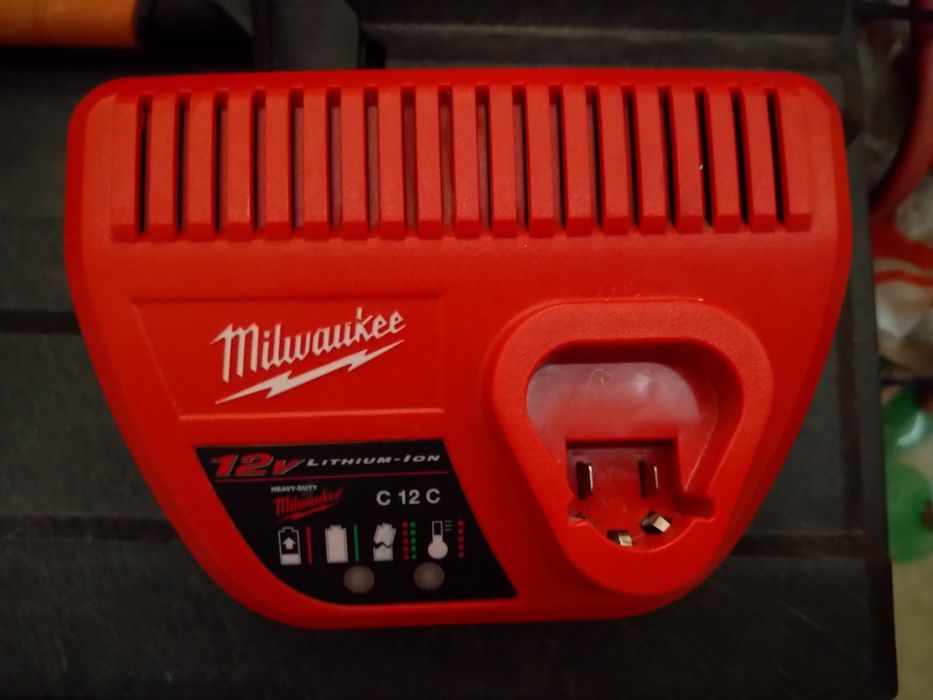 Продавам или заменям батерия и зарядно Milwaukee m12