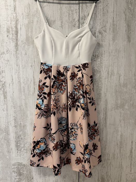 Рокля в бяло с цветя