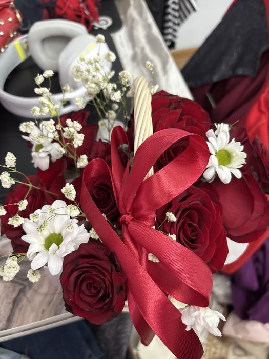 Цветы свежие в корзине