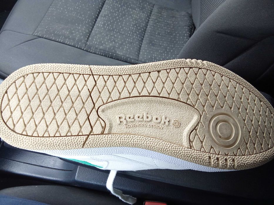 Vând   teneși   Reebok