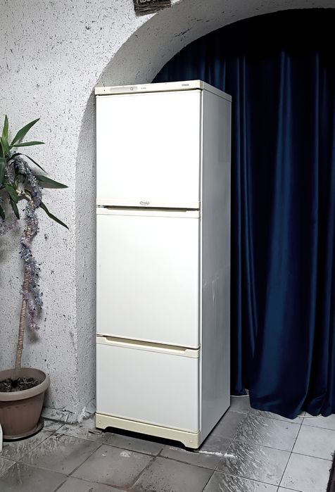 Продам трёх камерный холодильник