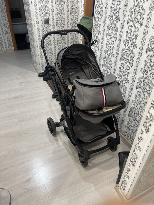 Продам коляску в хорошем состоянии . Все работает и все целое .