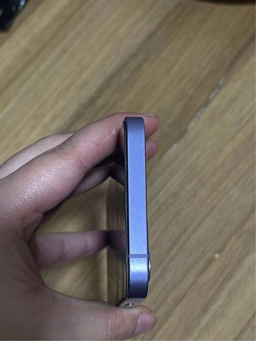 Iphone 12 o’zi batariya 78% xotira 64 Gb karobka dokument bor