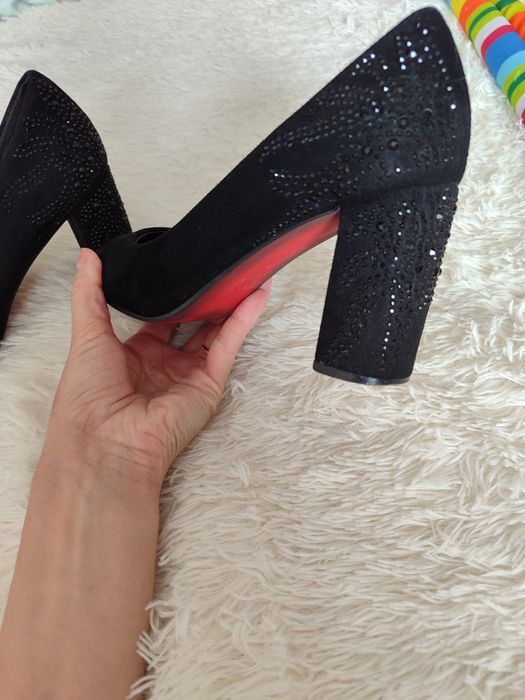 Продам замшевые туфли