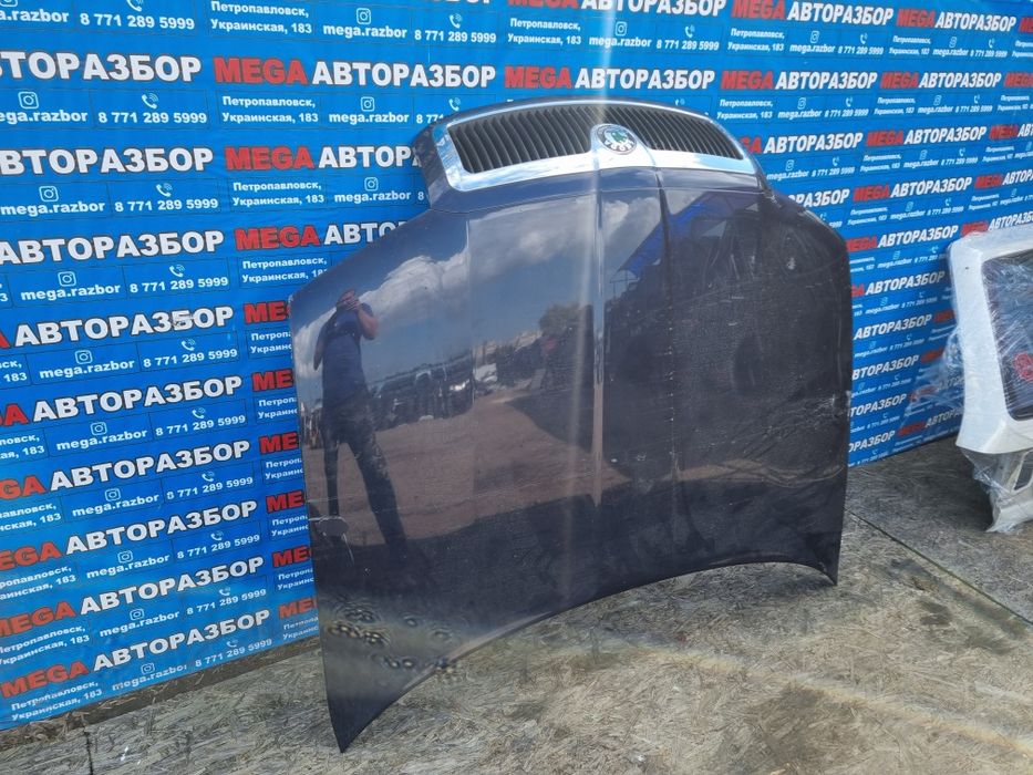 Капот на skoda Superb.