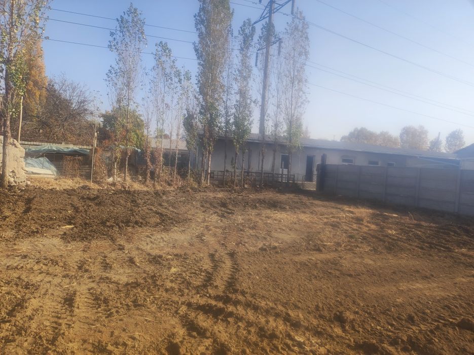 Uchastka sotiladi 7 sotix 1 sotix zaxvati bor