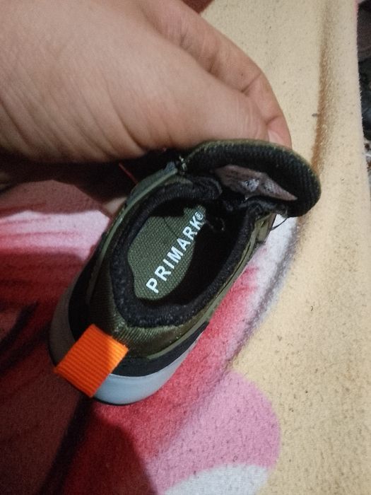 Vand adidasi PRIMARK cu leduri pentru copii