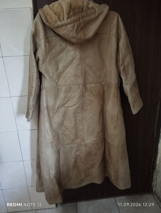 Vind doua paltoane de blană
