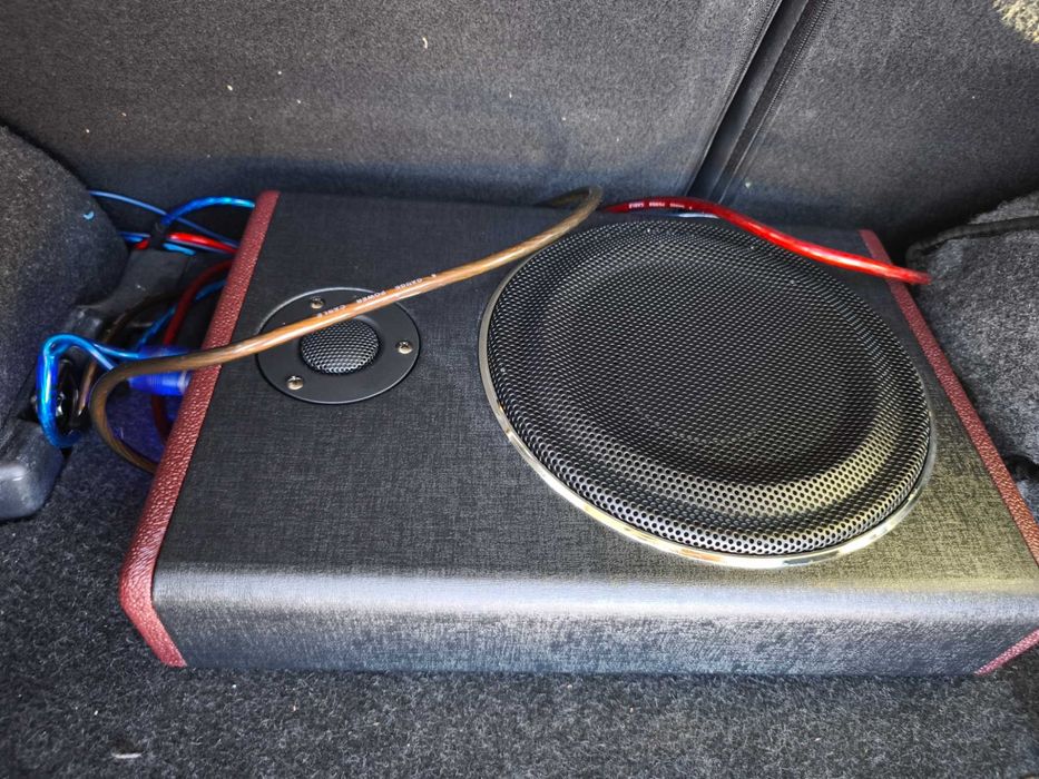 Бас каса с вграден усилвател за под седалка