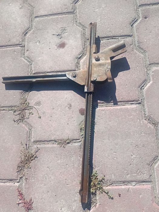 Домкрат продам..