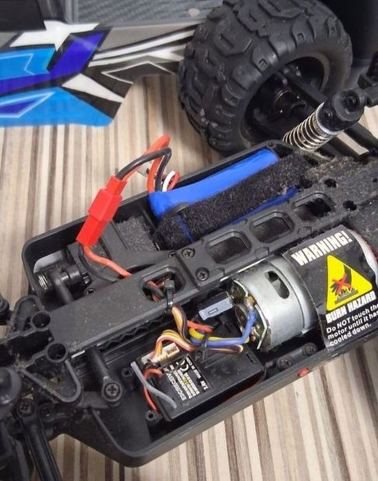 Automodel scara 1:16 cu telecomandă.