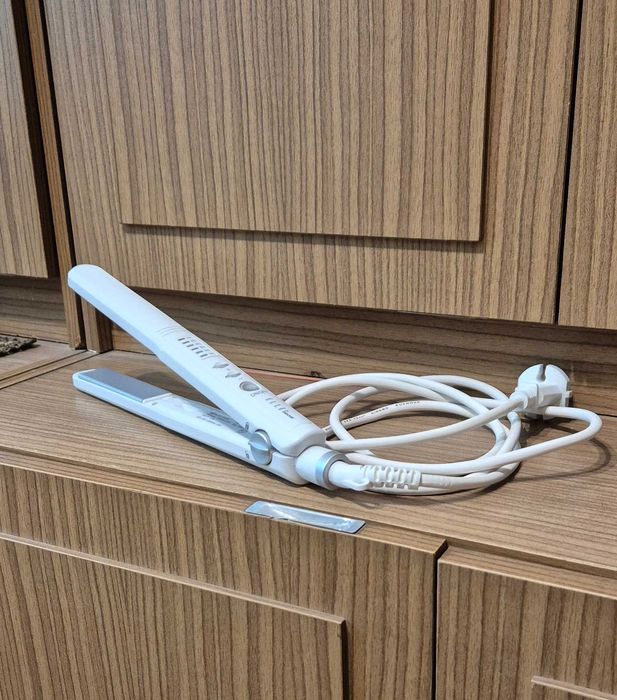 Плойка и утюжок для  укладки волос фирмы ELLE . Новые. И два  фена .