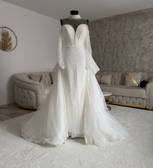 Vând rochie de mireasă tip sirenă cu trenă detașabilă.