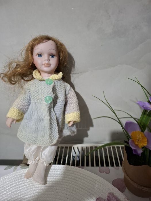 Papusa porțelan 35 cm inaltime 50 cm