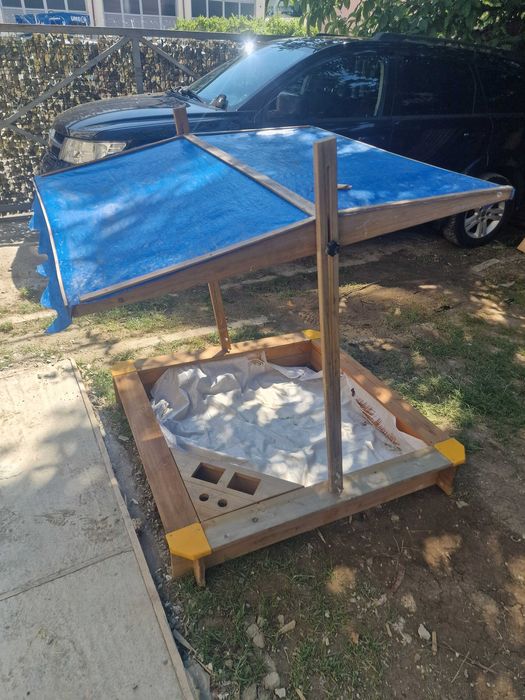 Loc de joaca, Lada nisip cu acoperis si bancuta
