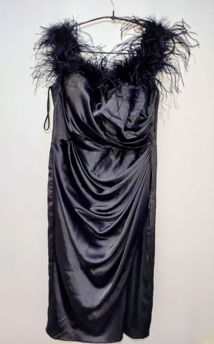 Rochie satin negru cu pene