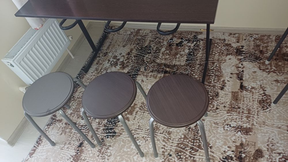 Продается кухонный стол с 3 табуретами