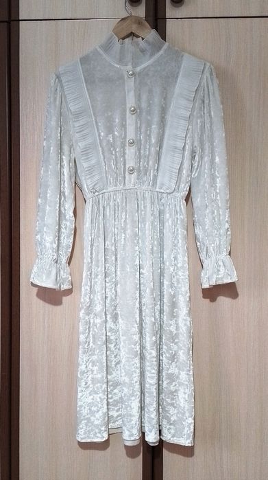 Белое бархатное платье