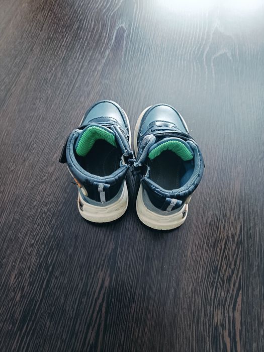 Продам ботинки на мальчика (демисезон)