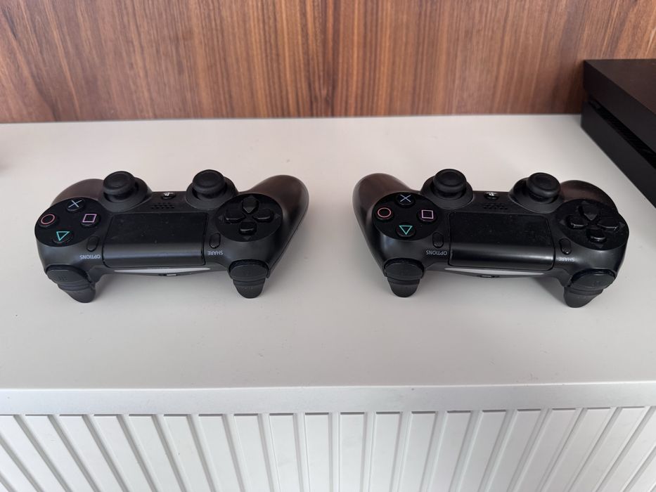 PlayStation 4 + 2 геймпада + 9 игр