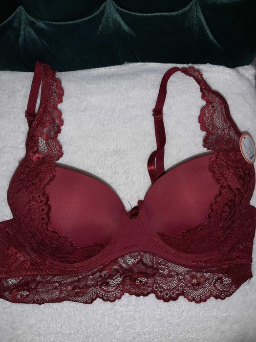 Sutien dantelat rosu cu dantela decorativa NOU